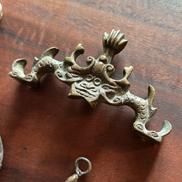 6 antiques. Child shoe molds, calligraphy pen holder, thread spools & a weight - Picture 4 of 11